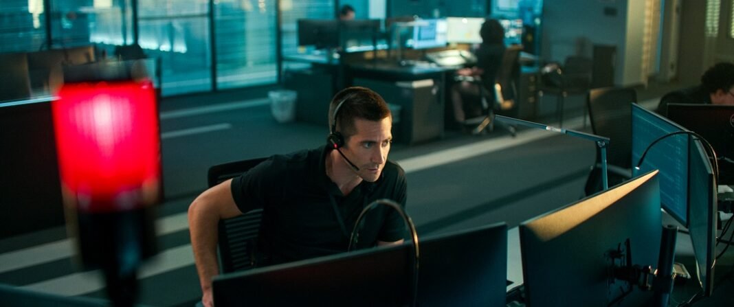 THE GUILTY: JAKE GYLLENHAAL as JOE BAYLER. CR: NETFLIX © 2021. A bűnös