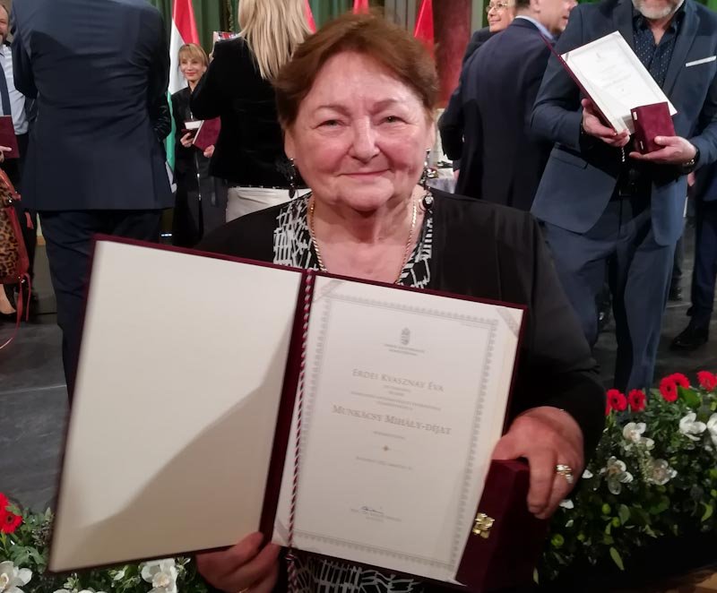 „Nagyon tudok örülni mások alkotásainak, mások sikerének, egy-egy kiállításnak. Sokan indultak el az én galériámból a művészi pályán.” – Erdei Kvasznay Évával beszélgettünk.