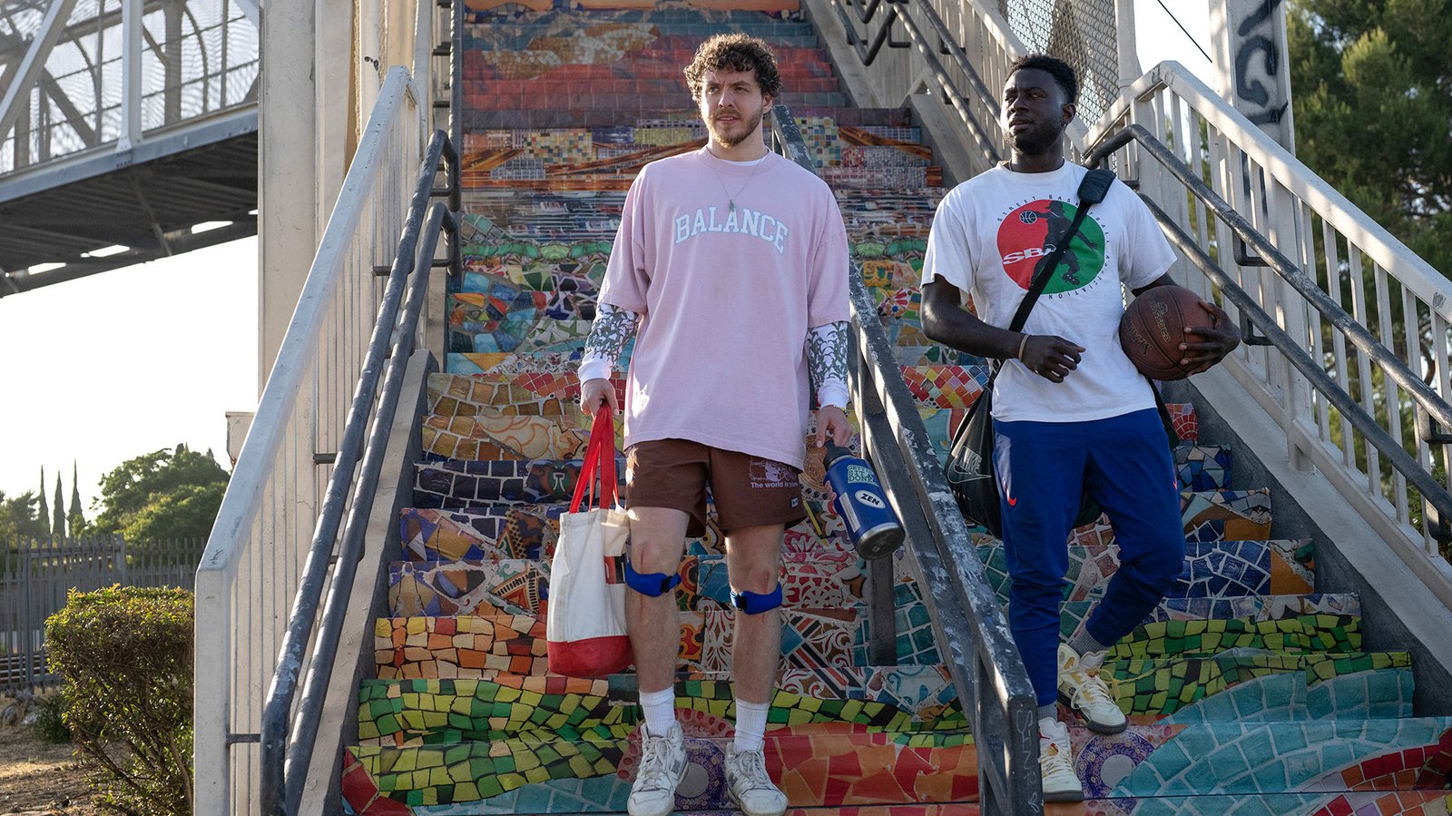 A fehér ember igenis tud ugrani, avagy ilyen egy szórakoztató remake! – Zsákolj, ha tudsz! (White Men Can’t Jump, 2023 – Disney+) kritika Zsákolj, ha tudsz! (White Men Can't Jump) kritika thumbnail