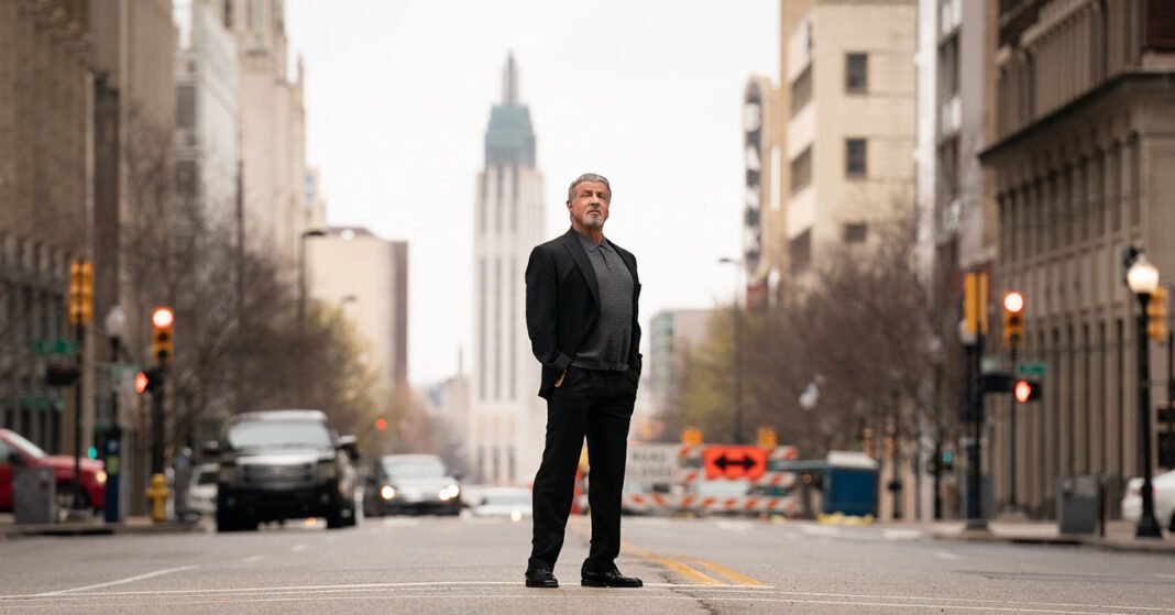 Tulsa King (Roger Ebert) kép 2 Tulsa királya 1. évad kritika thumbnail. Sylvester Stallone stands on the middle of a street in Tulsa.